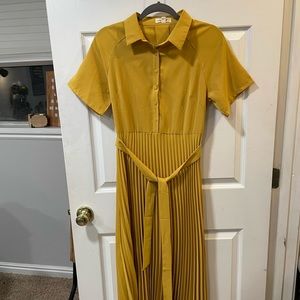 Super cute yellow pleated midi dress (Womens Medium)